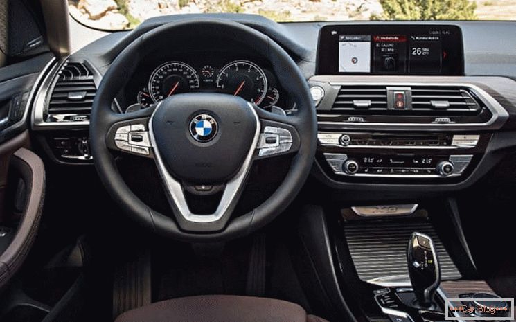 Tretia generácia BMW X3 sa ukázala viac než stará BMW X5