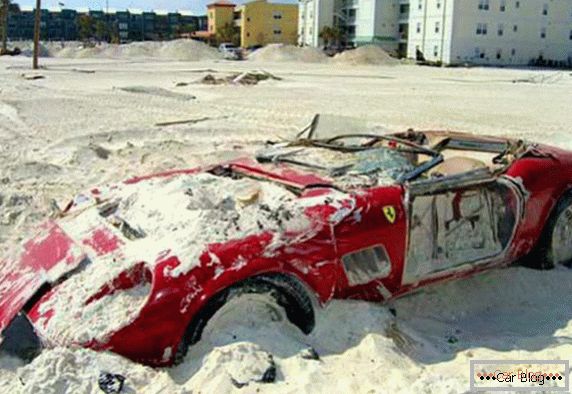 Ferrari 250 Spyder pokrytý pieskom