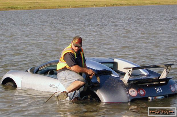 Bugatti Veyron SuperSport v jazere
