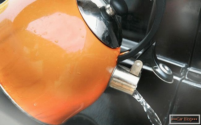 Zavlažovanie dvierok trhliny teplou vodou