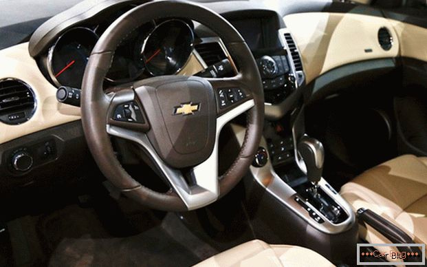 Kvalita dokončovacích materiálov a veľké možnosti nastavenia sú charakteristické vlastnosti sedanu značky Chevrolet Cruze.