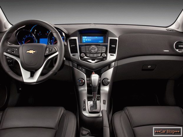 Chevrolet Cruze interiér auta порадует владельца качеством отделочных материалом и спортивной стилистикой