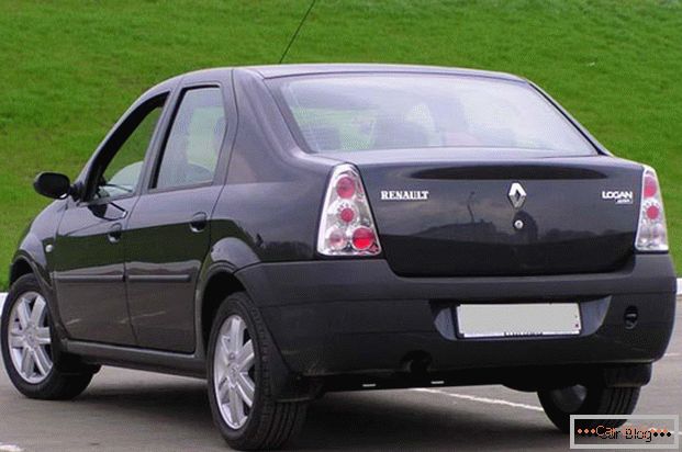 Automobil Renault Logan: zadný pohľad