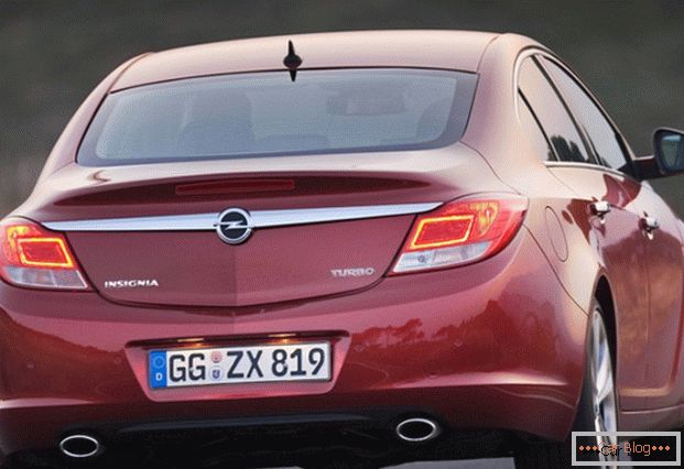 Opel Insignia Car: Zadný pohľad