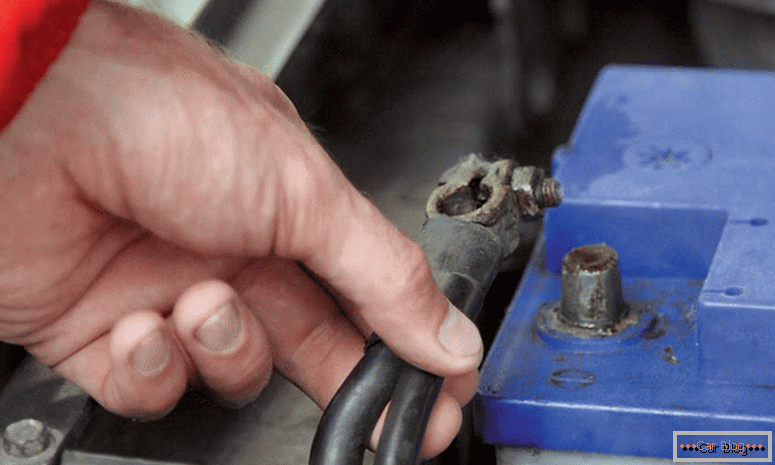 ako urobiť opravu autobatérie