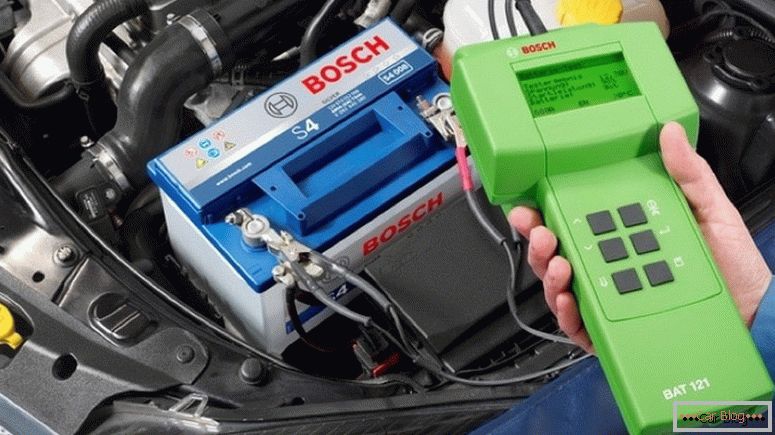 Ako skontrolovať batériu pomocou multimetra