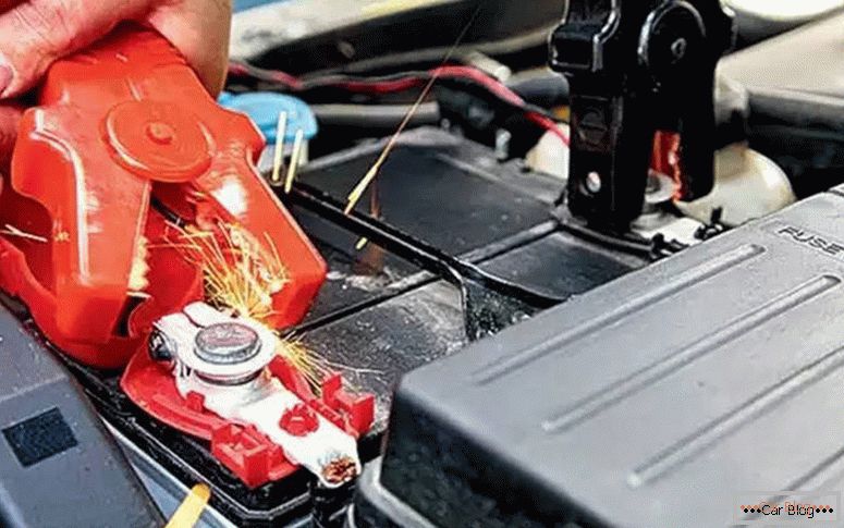 aké je nabíjacie napätie autobatérie z generátora