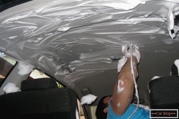 Proces stropu automobilového čistenia