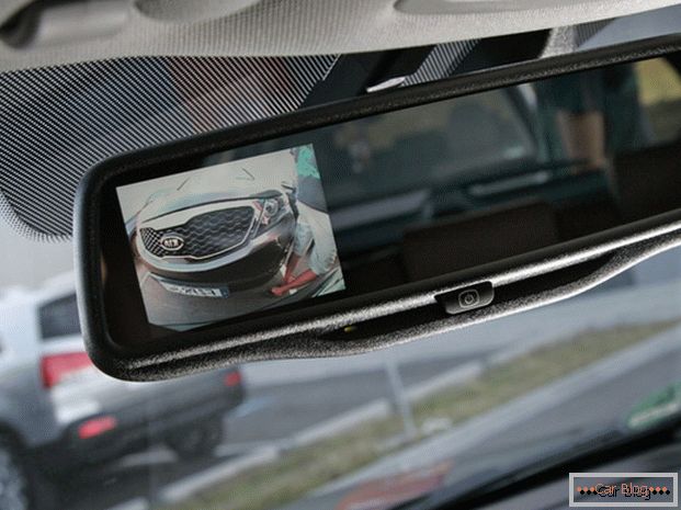Obraz z kamery so zadným pohľadom môže byť prenášaný do zrkadla monitorom