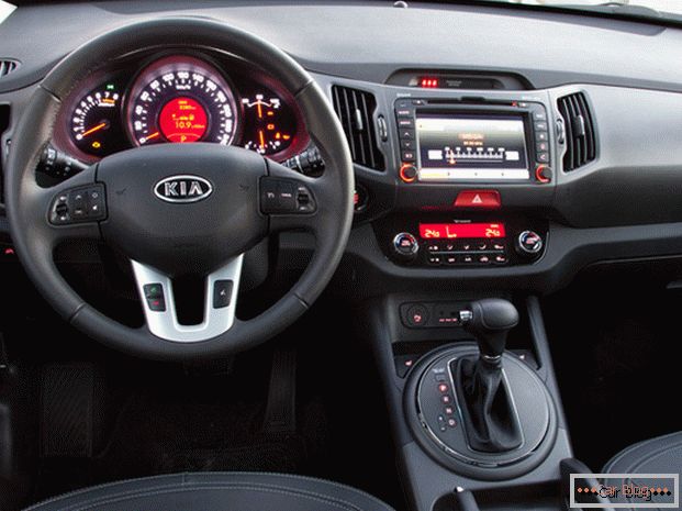 Vo vnútri automobilu spoločnosť Kia Sportage zaviedla veľa moderných technológií.