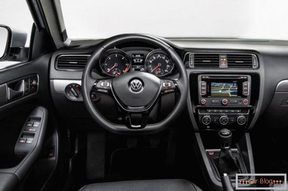 Sedanový automobil Volkswagen Jetta сочетает в себе простор и комфортабельность