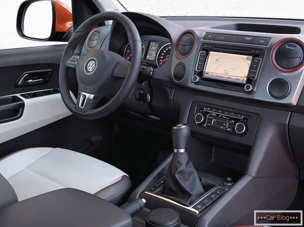 Vo vnútri vozidla Volkswagen Amarok