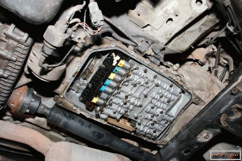 Land Rover Discovery 3 problémy s dnom auta
