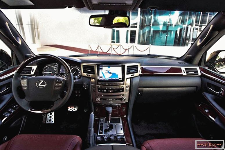 Lexus LX570 interiér vozidla