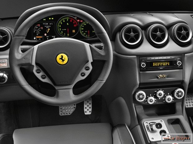 Bose Media System vo vozidle Ferrari