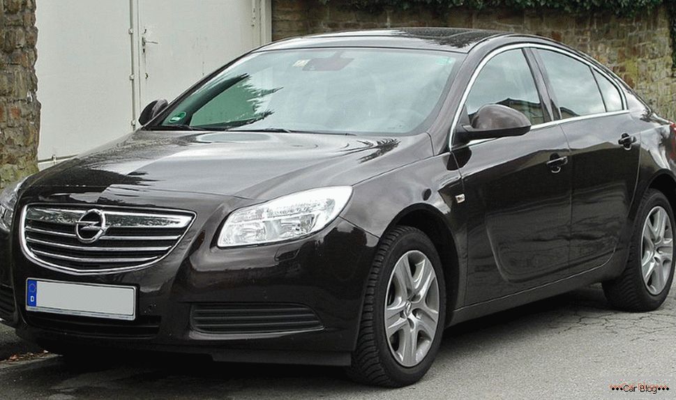 Opel insignia sedan strednej triedy