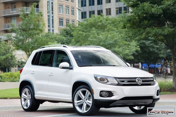 Volkswagen Tiguan so svojim vzhľadom inšpiruje istotu, že výlet bude pohodlný a bezpečný