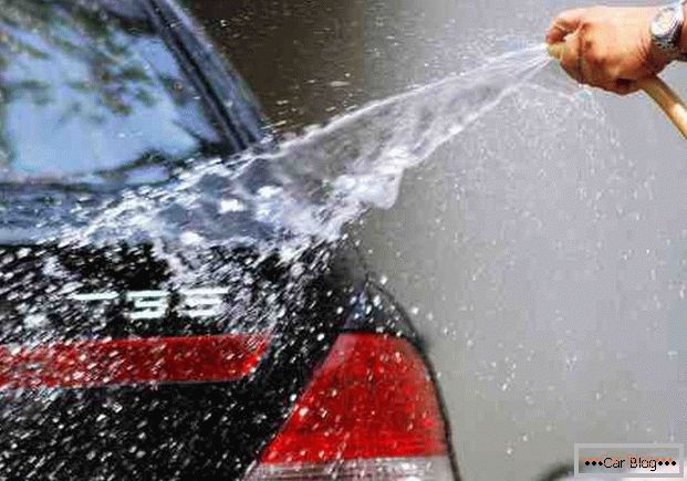 Umývanie auta vodou