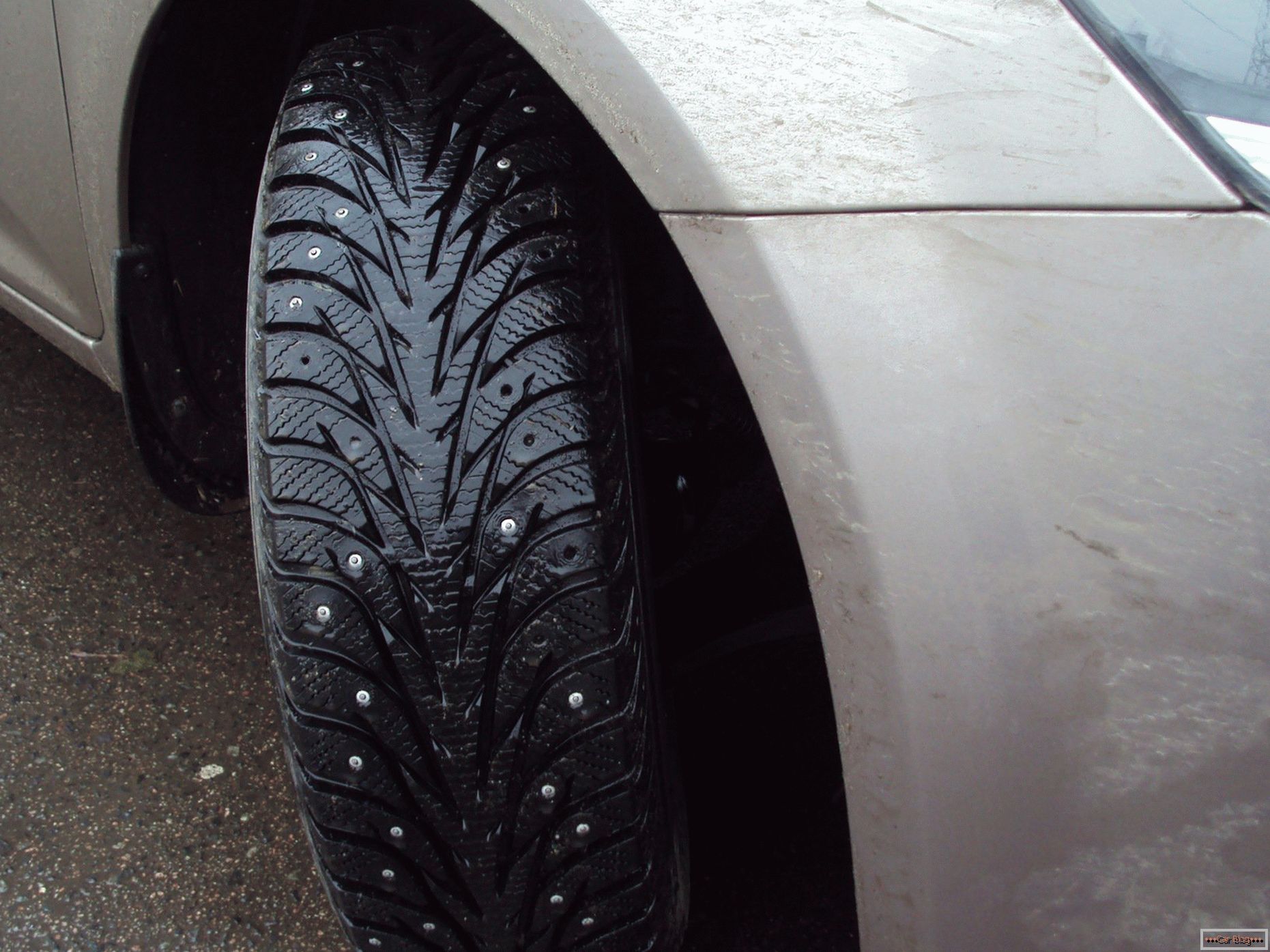 Vláda súhlasí s tým, že v zime zavedie pokuty za letné pneumatiky