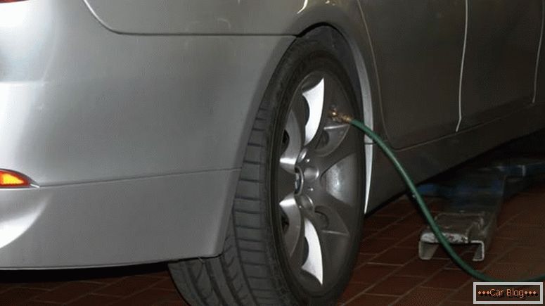 Nafúknuté pneumatiky by mali dodržiavať odporúčania výrobcu automobilov, ale nesmú prekročiť maximálny prípustný tlak uvedený na pneumatikách