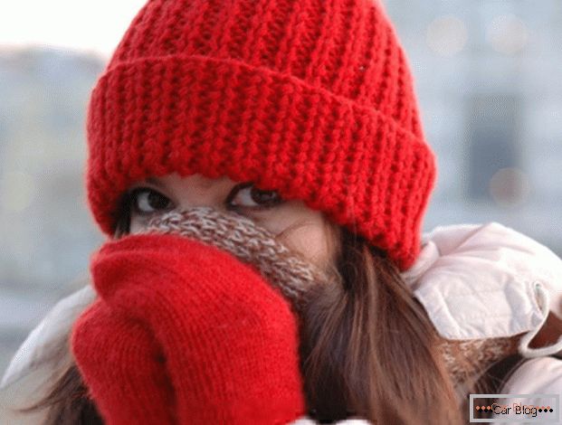 Ak ste v zime uviazli v zablokovanom aute - oblečte sa v teple