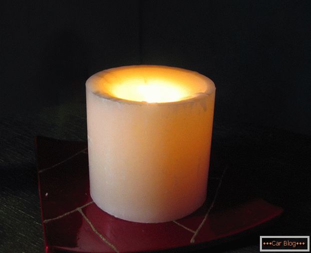 Horiaca sviečka vám pomôže zahriať sa v zablokovanom aute.