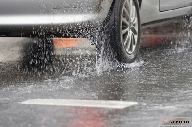 Nesprávna jazda v daždi zvyšuje spotrebu paliva