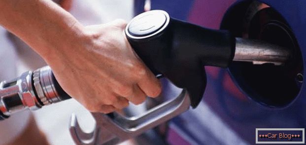 naplňte palivo odporúčané výrobcom automobilu
