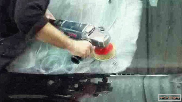 Automatické leštenie skla pomocou brúsky a špeciálnej pasty