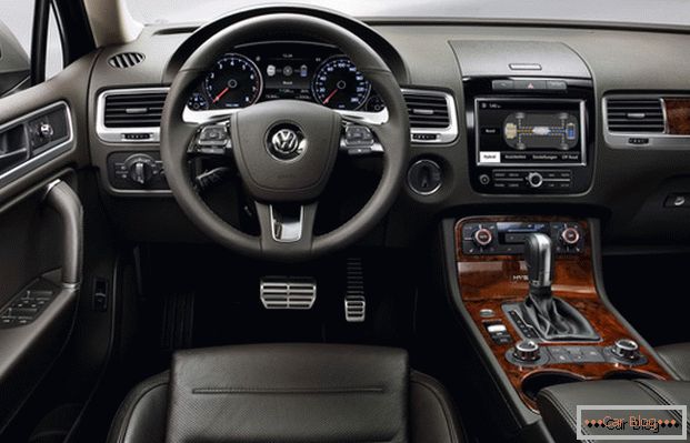 Volkswagen Touareg sa môže pochváliť drahým a elegantným interiérom