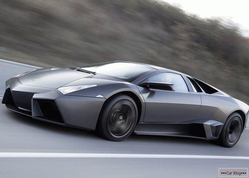 Lamborghini Reventon rýchlo jazdí