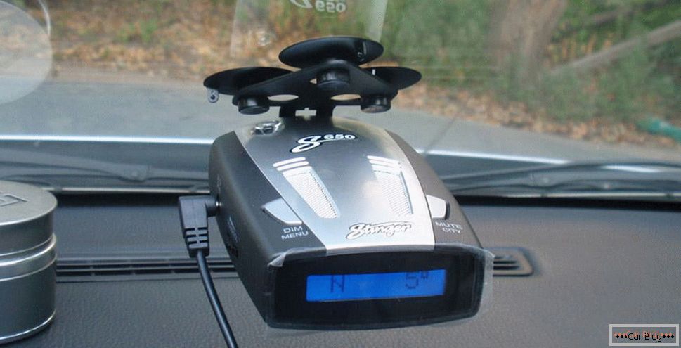 Radarový detektor v aute