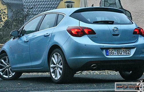 Odstup hatchbacku Opel Astra