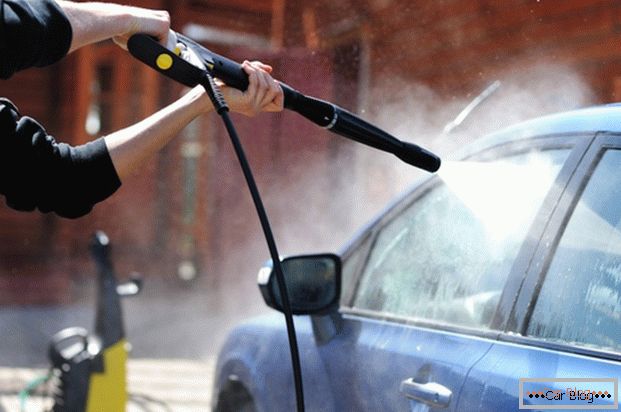 Beztlakové umývanie auta vám umožní vyčistiť auto bez handry