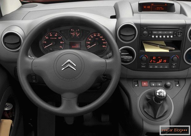 Interiér vozidla Citroen Berlingo je zameraný na pohodlie vodiča a cestujúcich počas cestovania