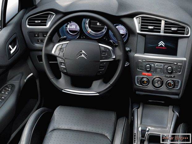 Interiér vozidla Citroen C4 sa vyznačuje prítomnosťou palubnej dosky z tekutých kryštálov