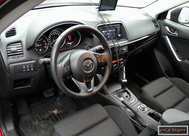 Mazda CX-5 auto, несмотря на эффектную внешность, имеет довольно невзрачный салон