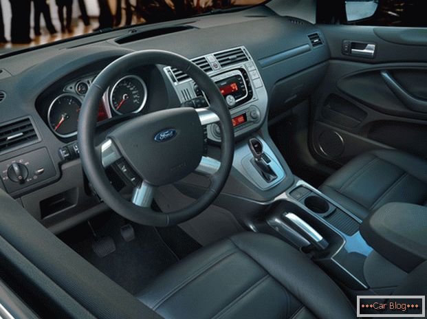 Interiér vozidla Ford Kuga наоборот более презентабелен в отличии от внешности автомобиля
