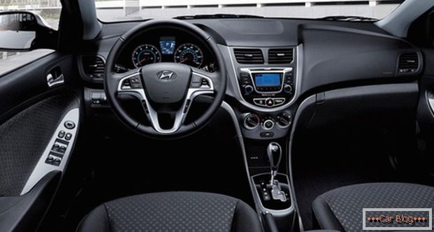 Vo vnútri Hyundai Accent гораздо больше современных элементов
