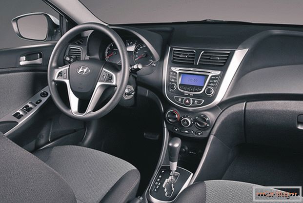 Vo vnútri vozidla Hyundai Solaris nájdete prvky moderného interiéru.