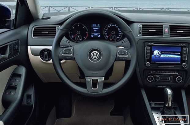 Salón Volkswagen Jetta Vás poteší kvalitnými povrchovými úpravami a komfortnými ovládacími prvkami