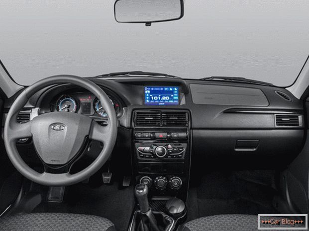 Starostlivosť o bezpečnosť spotrebiteľov, výrobcovia po prvýkrát poskytli Lada Priora s airbagom