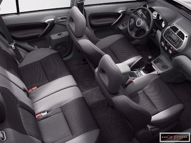 Vo vnútri auta Toyota Rav4 očakávate pohodlné sedadlá a zaoblené časti