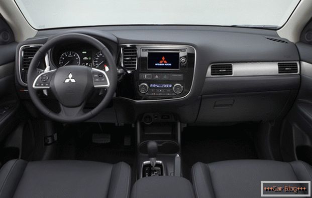 Vo vnútri automobilu Mitsubishi Outlander sa takmer nič nenasvedčuje