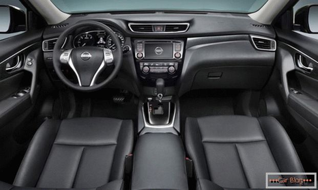 Auto Nissan X-Trail má priestranný a pohodlný salónik.