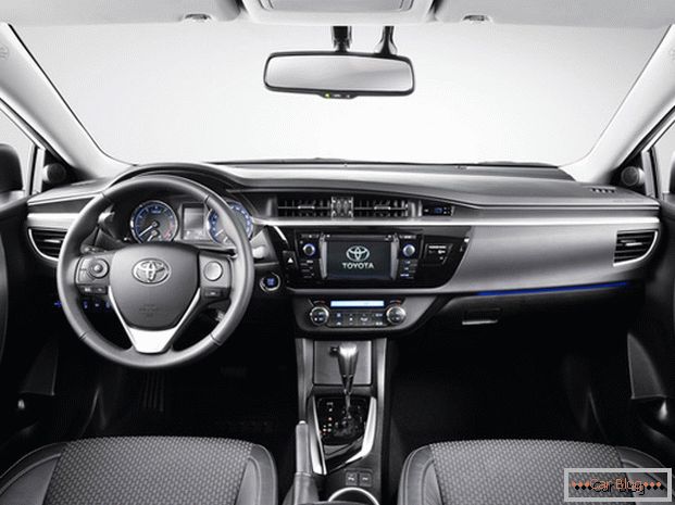 Toyota Corolla interiér vozidla kompenzuje nedostatky pohľadu z pružiny kvôli komfortu za volantom