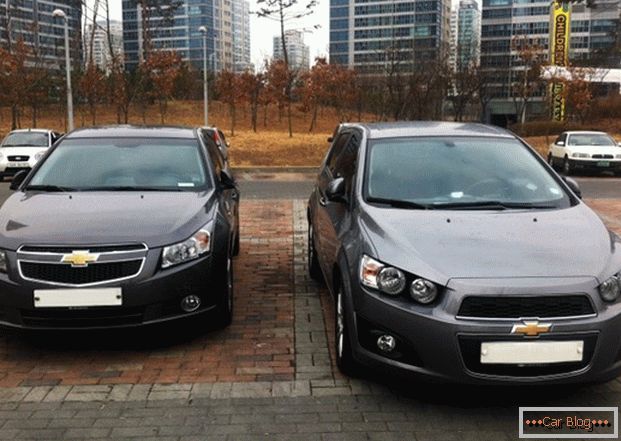 Autá v zadnej časti hatchbacku Chevrolet Aveo a Chevrolet Cruze - čo si vybrať?