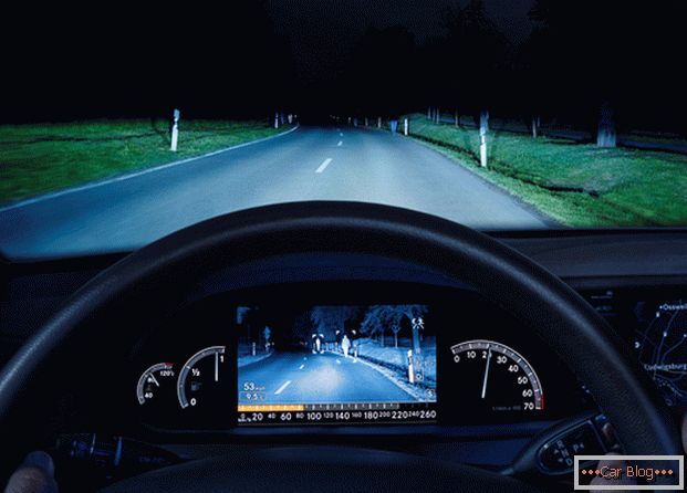 Zariadenie na nočné videnie pre motoristov