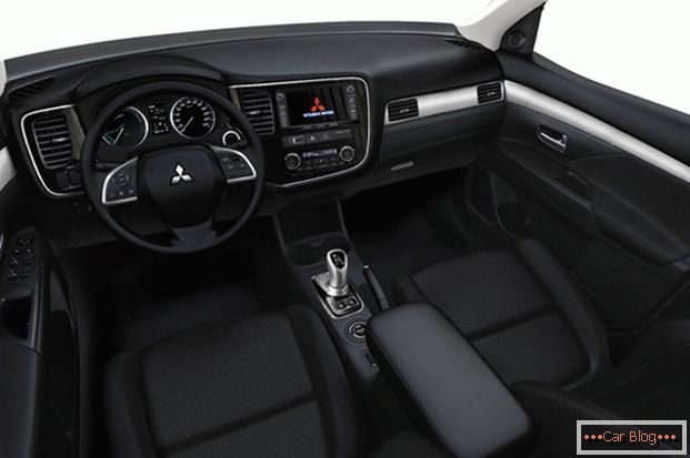 Interiér vozidla Mitsubishi Outlander je lakonický a pohodlný