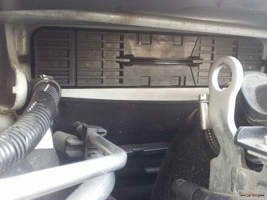 Výmena kabínového filtra na modeli Peugeot 408